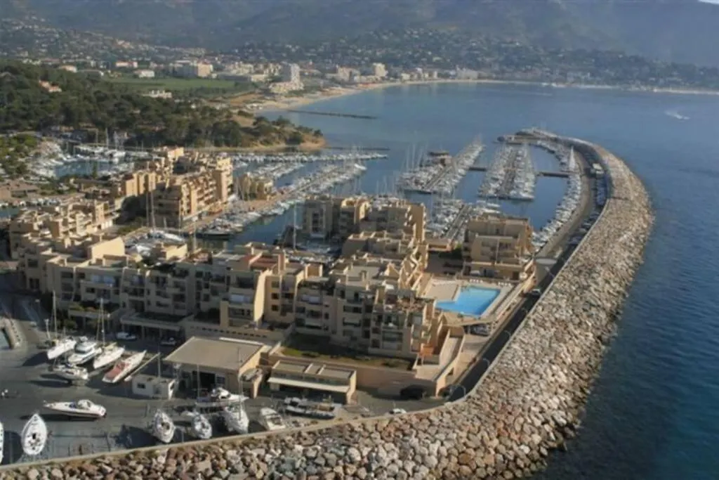 Face Mer Entre Plage Et Marina Bormes-les-Mimosas 0*,  Γαλλία